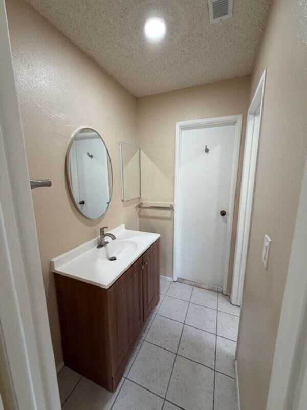 1609 Grove St #B - Photo 7 of 42