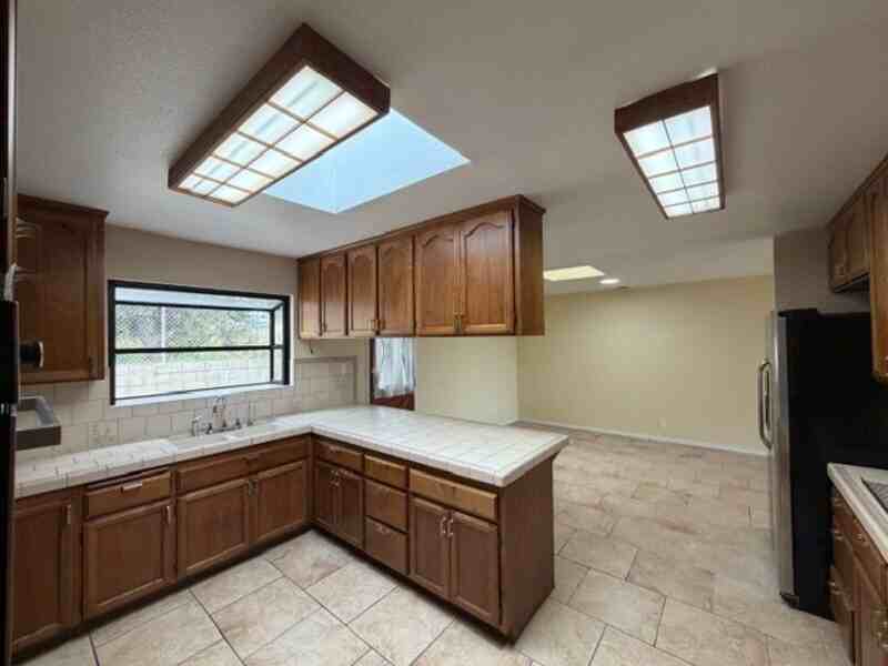 1609 Grove St #B - Photo 3 of 40