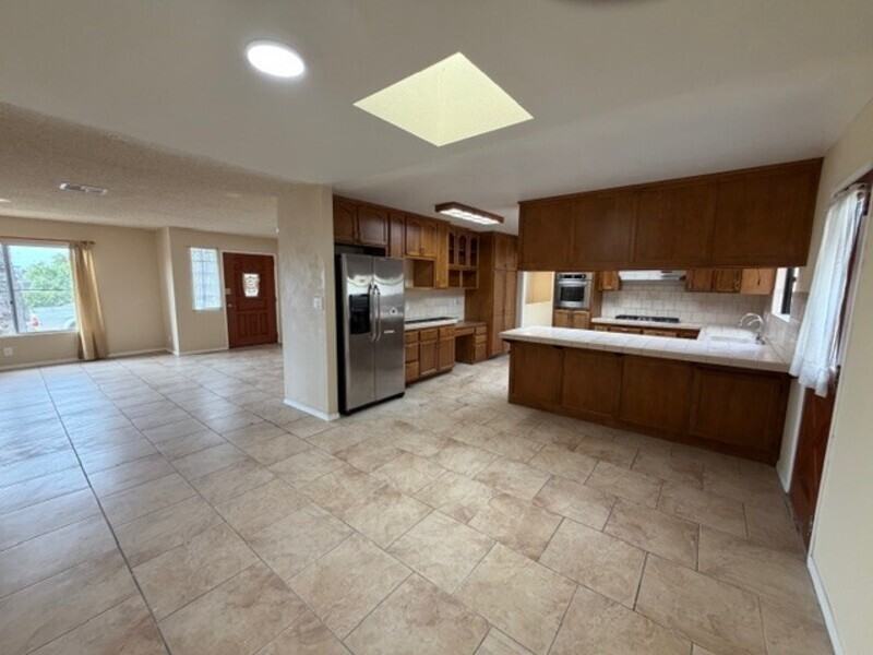 1609 Grove St #B - Photo 5 of 40