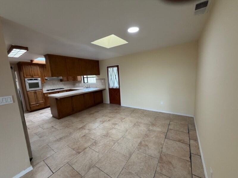 1609 Grove St #B - Photo 6 of 40