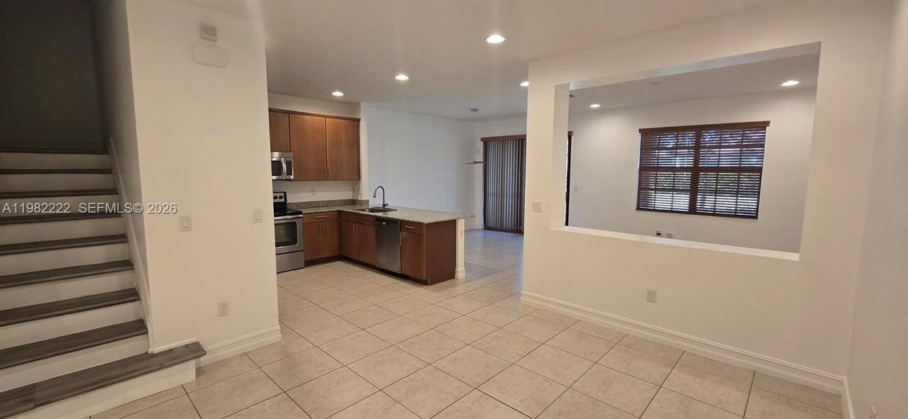 106 Riverwalk Circle East - Photo 3 of 11