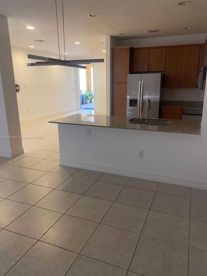 106 Riverwalk Circle East - Photo 4 of 11