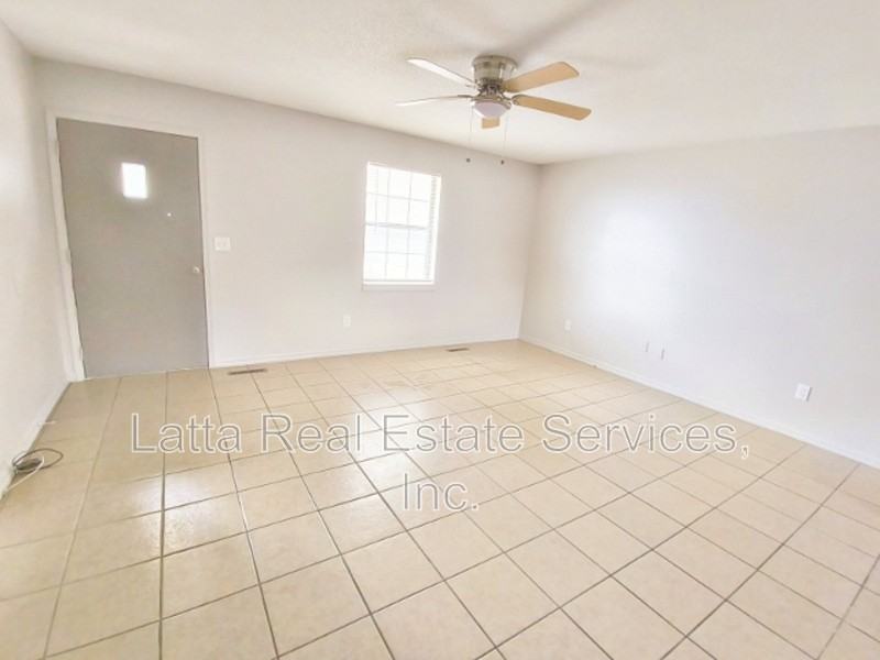 2502 Cedar St - Photo 3 of 9