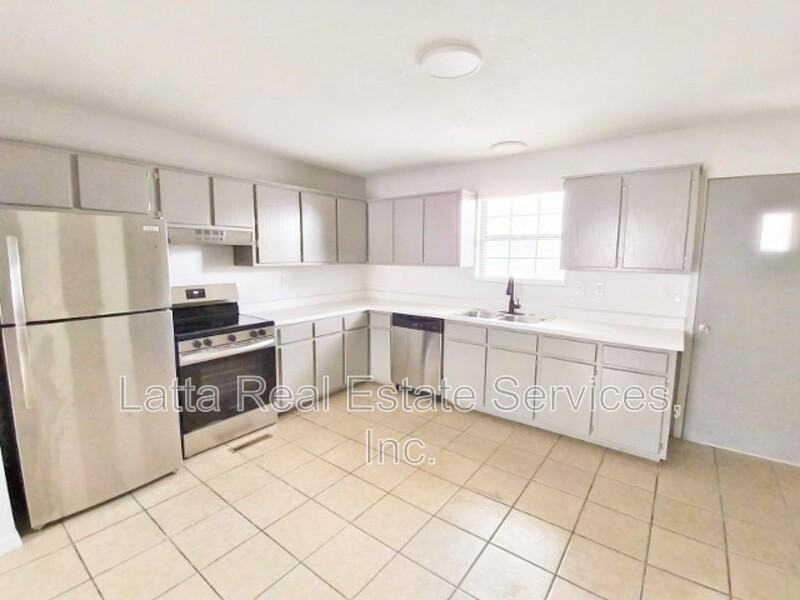 2502 Cedar St - Photo 4 of 9
