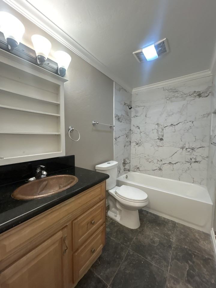 234 Daisy Avenue #B - Photo 3 of 25