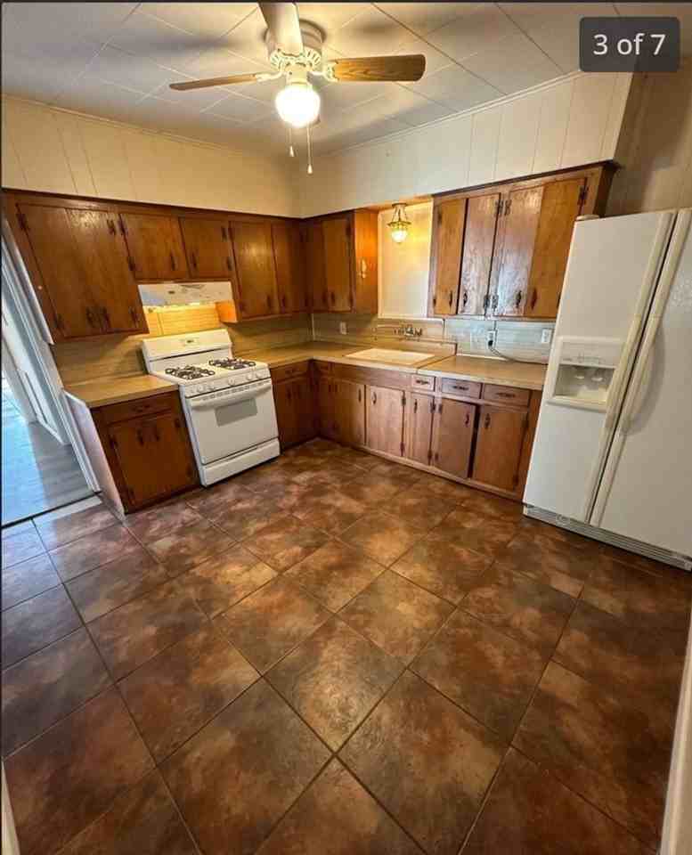 209 N 22nd St - Photo 3 of 8
