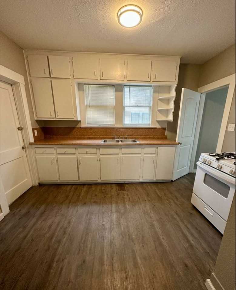 2530 Pierce St - Photo 2 of 8