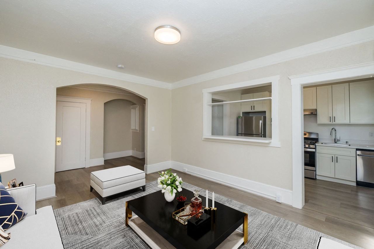 240 Grand - Photo 6 of 21