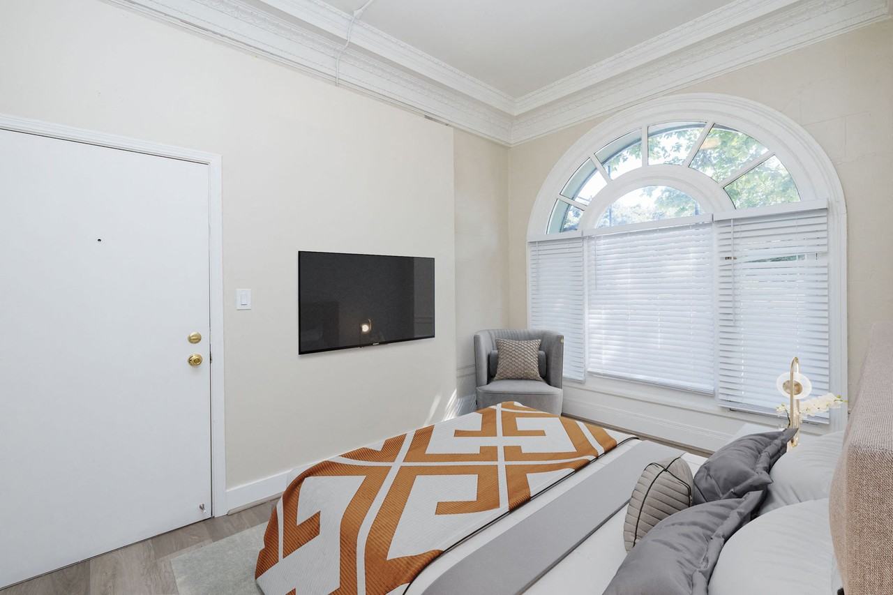 240 Grand - Photo 7 of 21