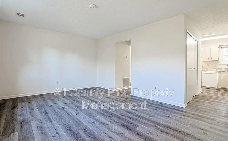 732 S Candler St - Photo 4 of 15