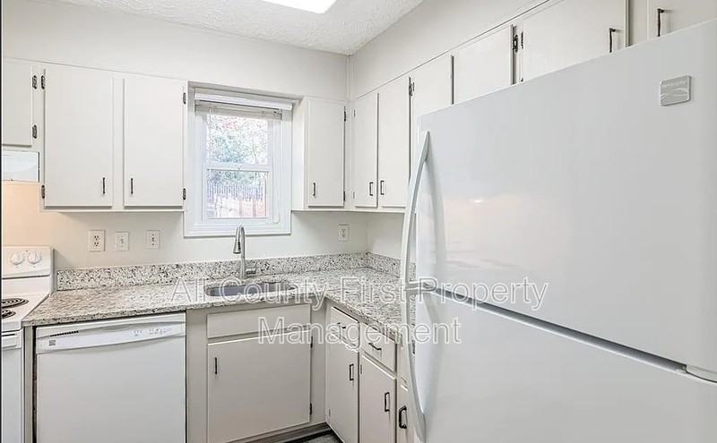 732 S Candler St - Photo 6 of 15