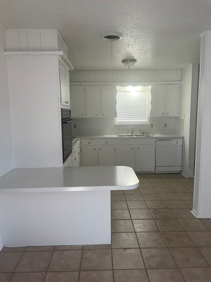 5519 18th St - Photo 5 of 13