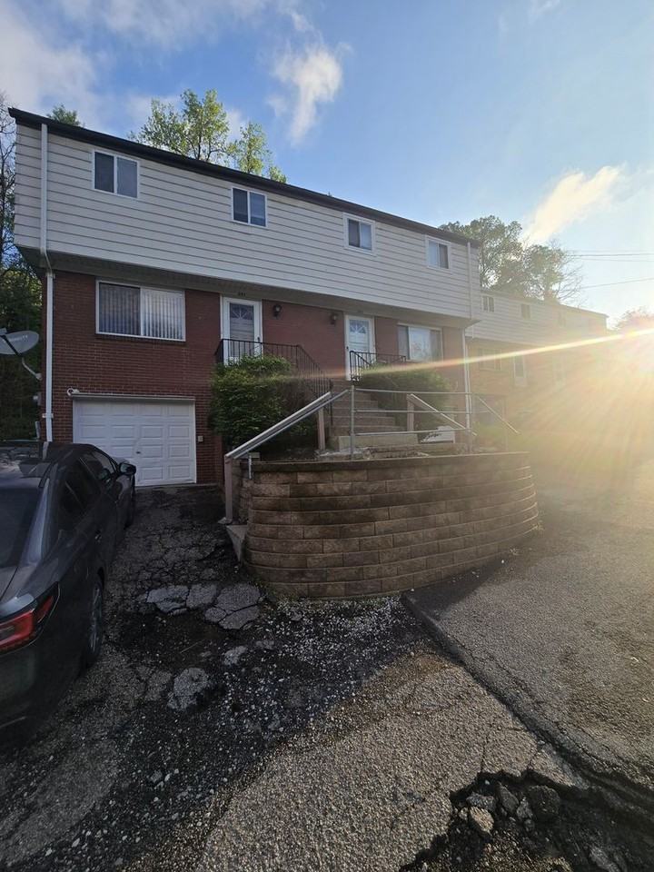 261 Universal Rd - Photo 2 of 15