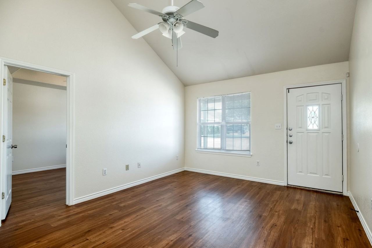 108 Live Oak Cir - Photo 2 of 12
