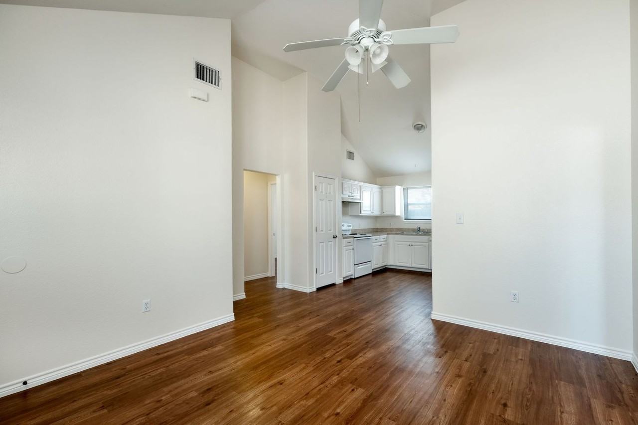 108 Live Oak Cir - Photo 3 of 12