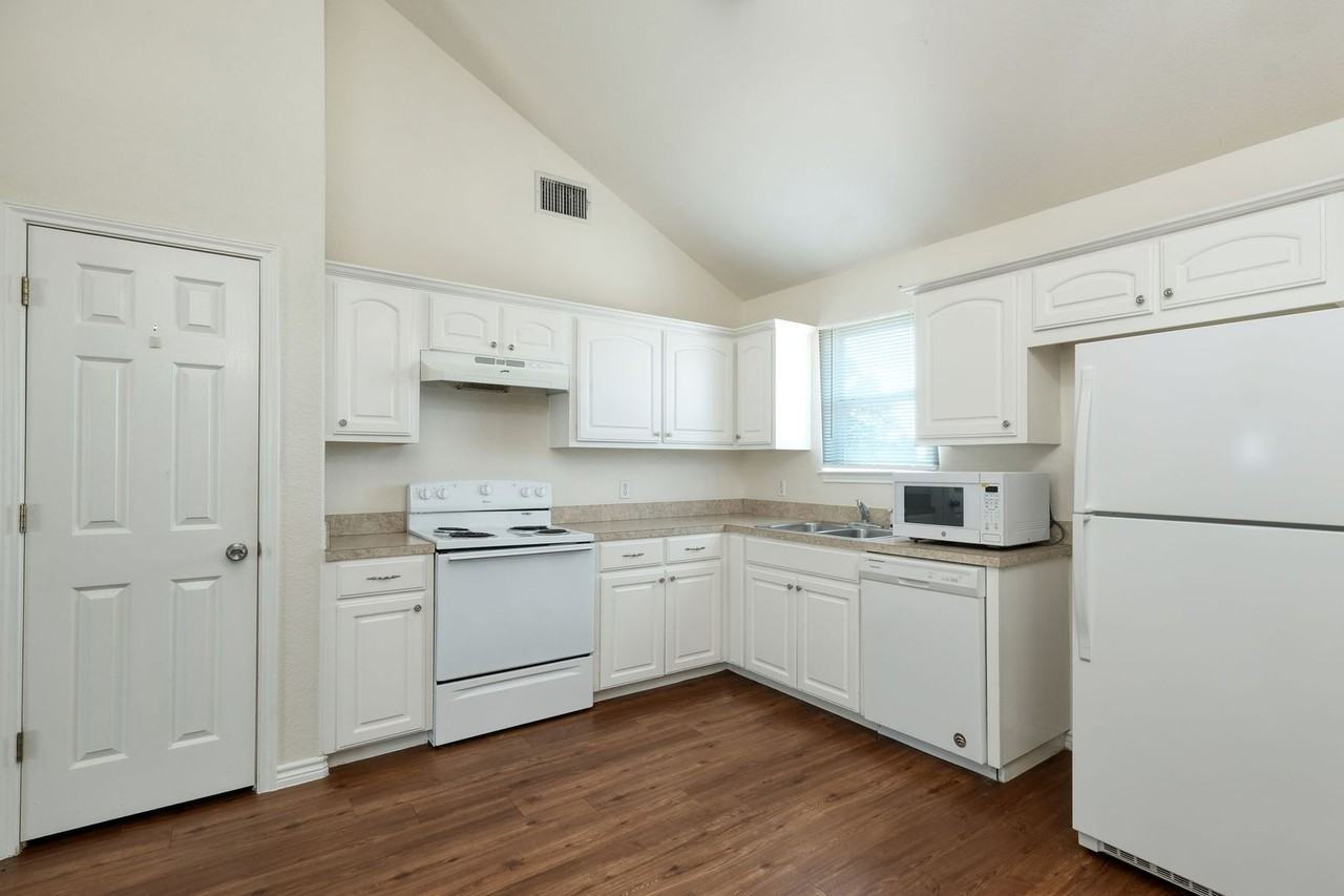 108 Live Oak Cir - Photo 4 of 12