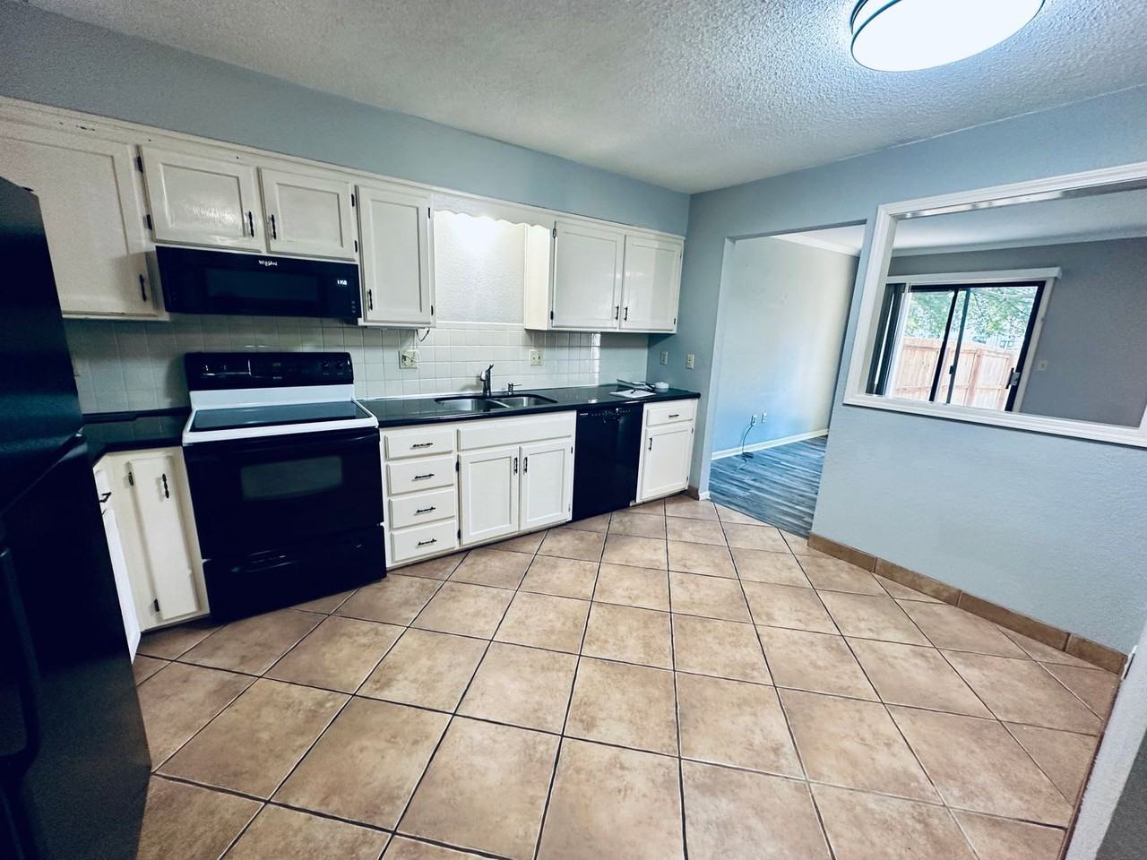 1423 E 125th Ter #D - Photo 3 of 14
