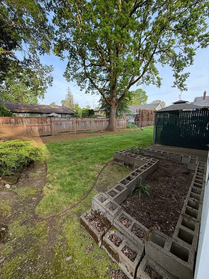 325 S 16th St - Photo 2 of 15