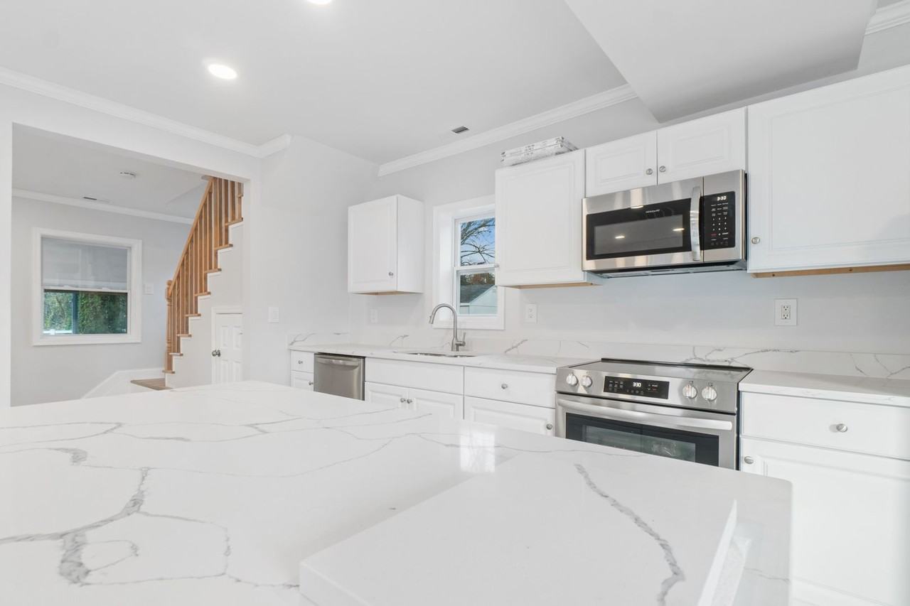 373 Forest Beach Rd - Photo 3 of 24
