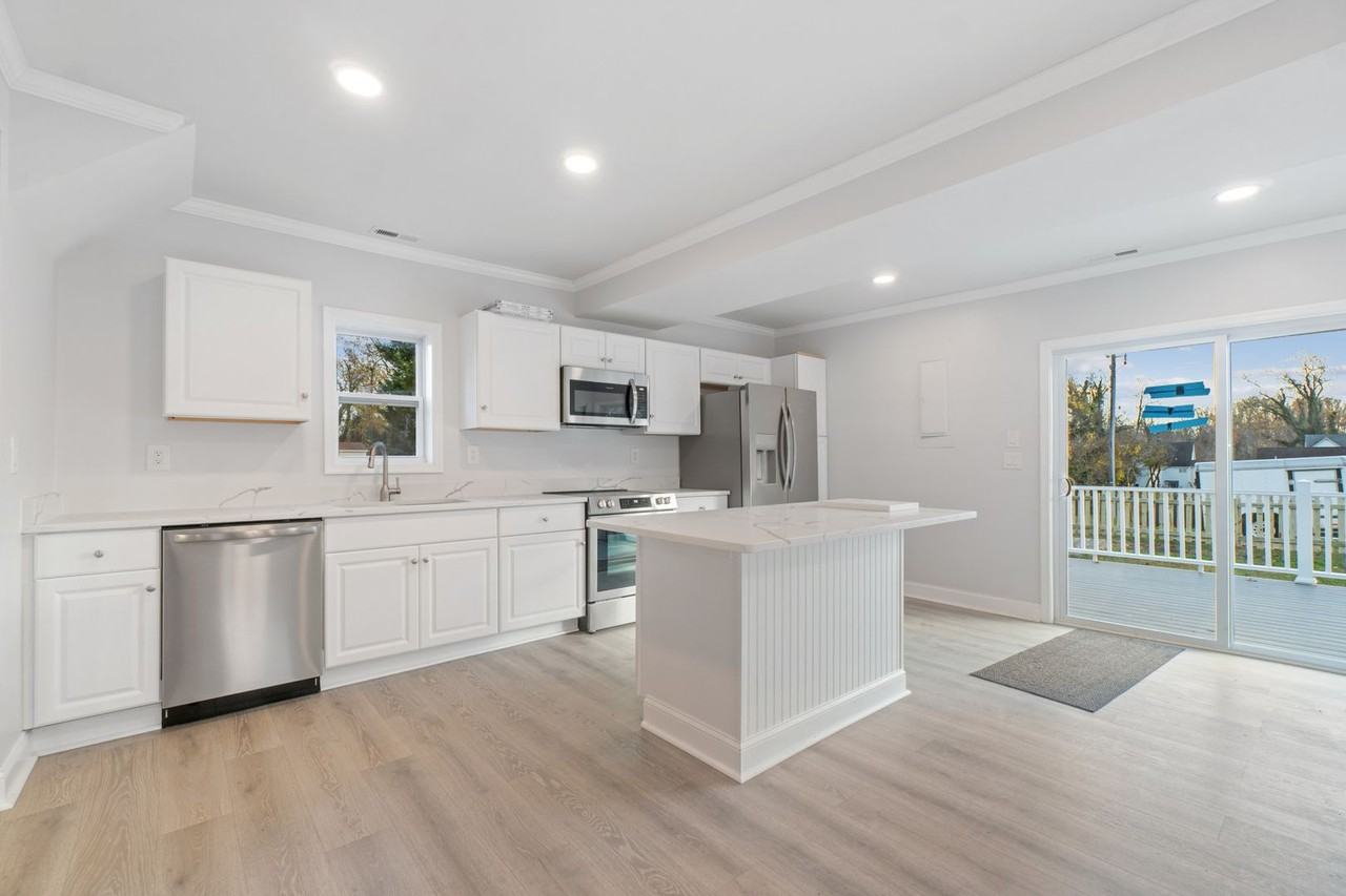 373 Forest Beach Rd - Photo 5 of 24