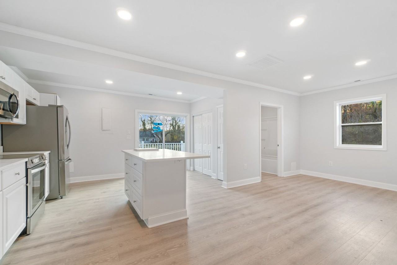 373 Forest Beach Rd - Photo 6 of 24