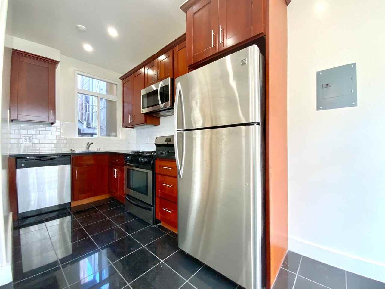 770 Filbert St - Photo 5 of 25