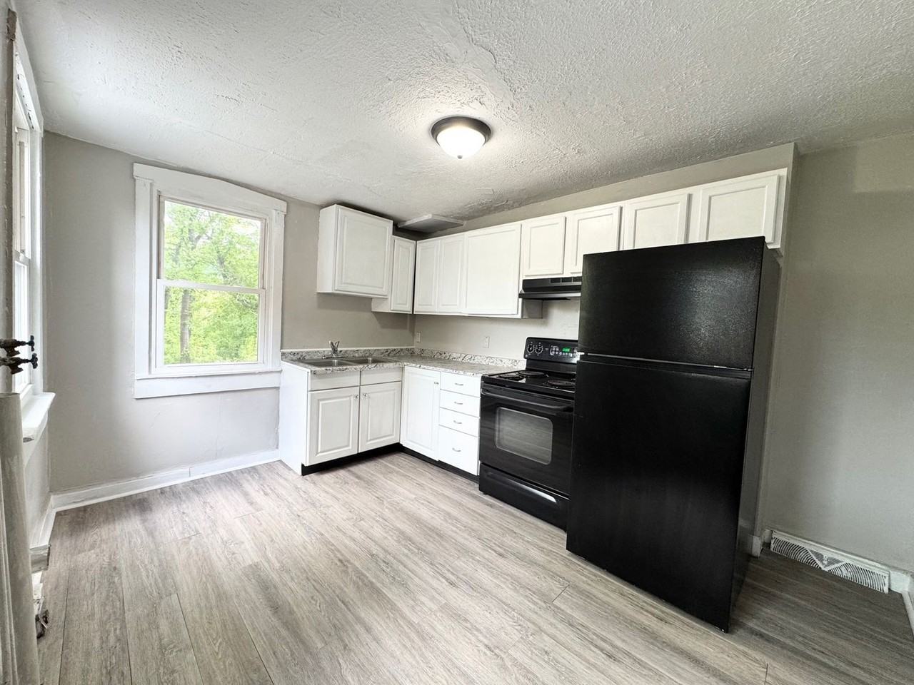 1013 Willow Street Pike - Photo 4 of 8