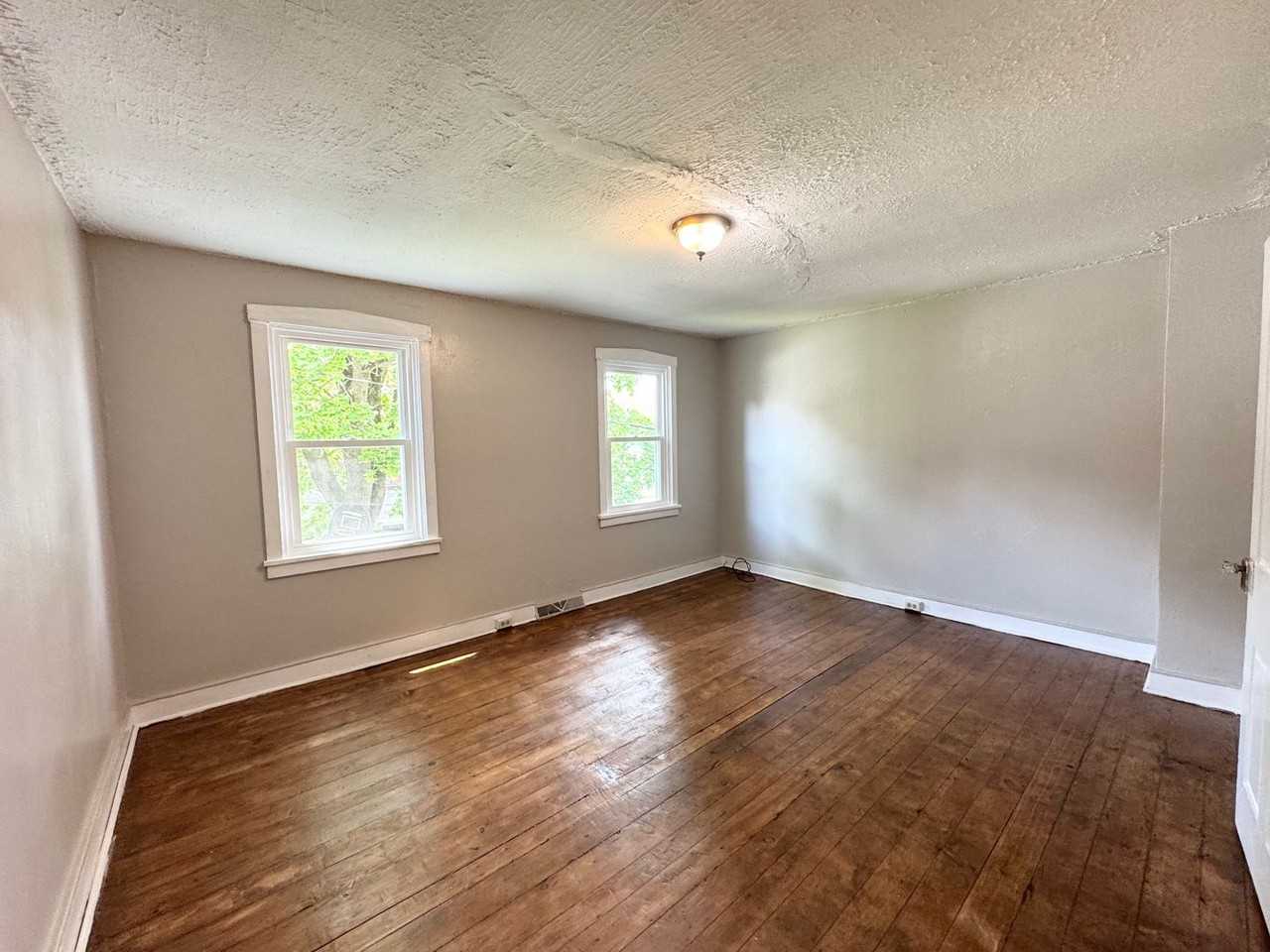 1013 Willow Street Pike - Photo 5 of 8
