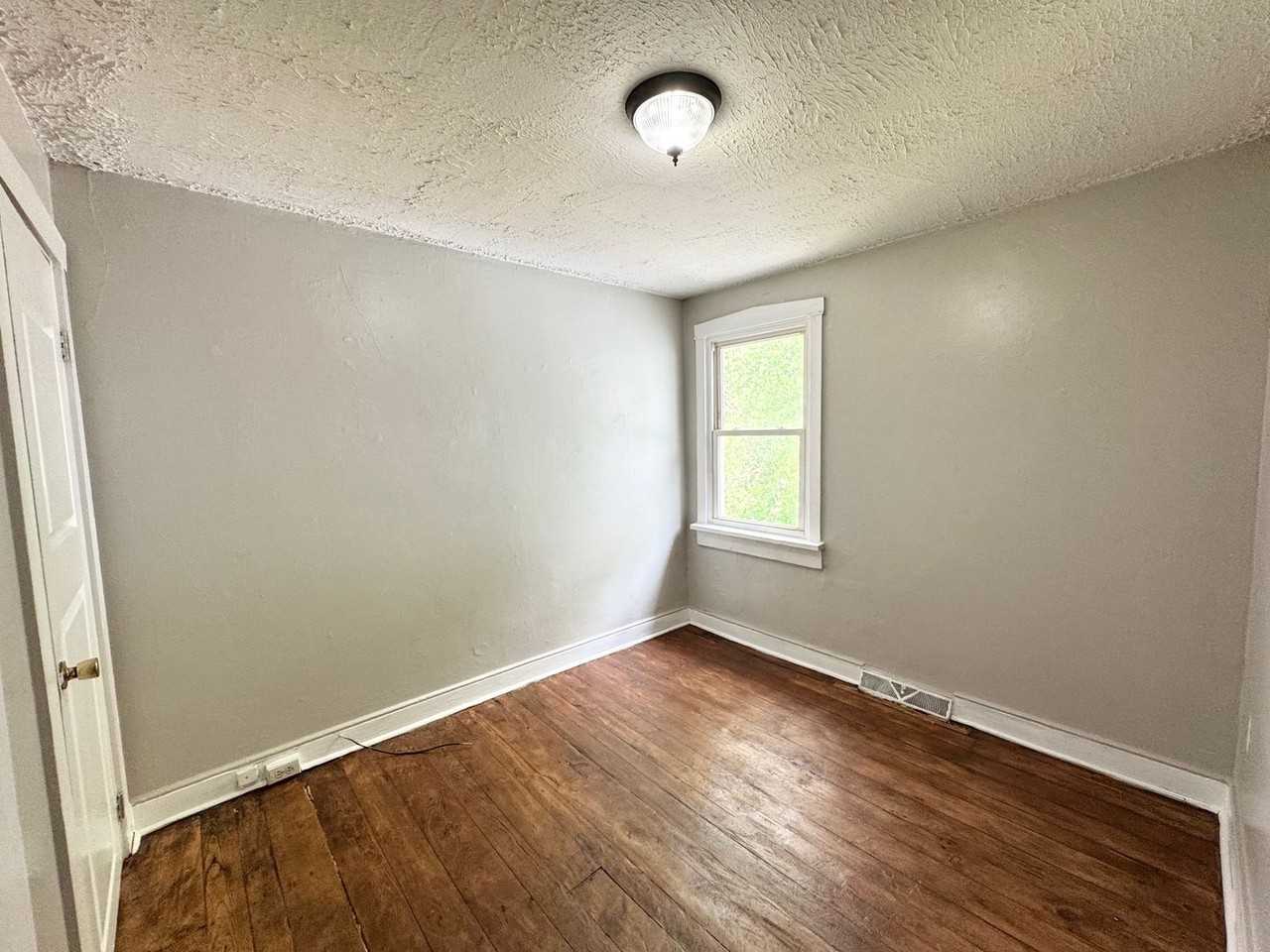 1013 Willow Street Pike - Photo 6 of 8