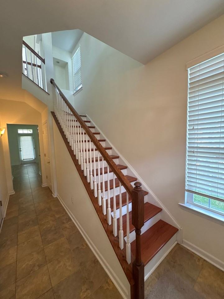 1600 Oakridge Ln - Photo 3 of 20