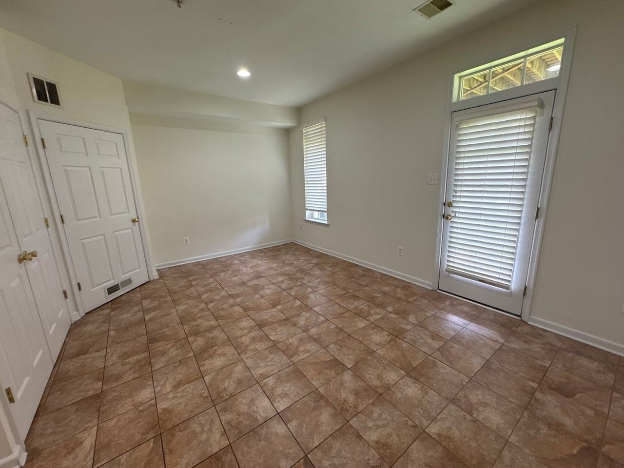 1600 Oakridge Ln - Photo 4 of 20