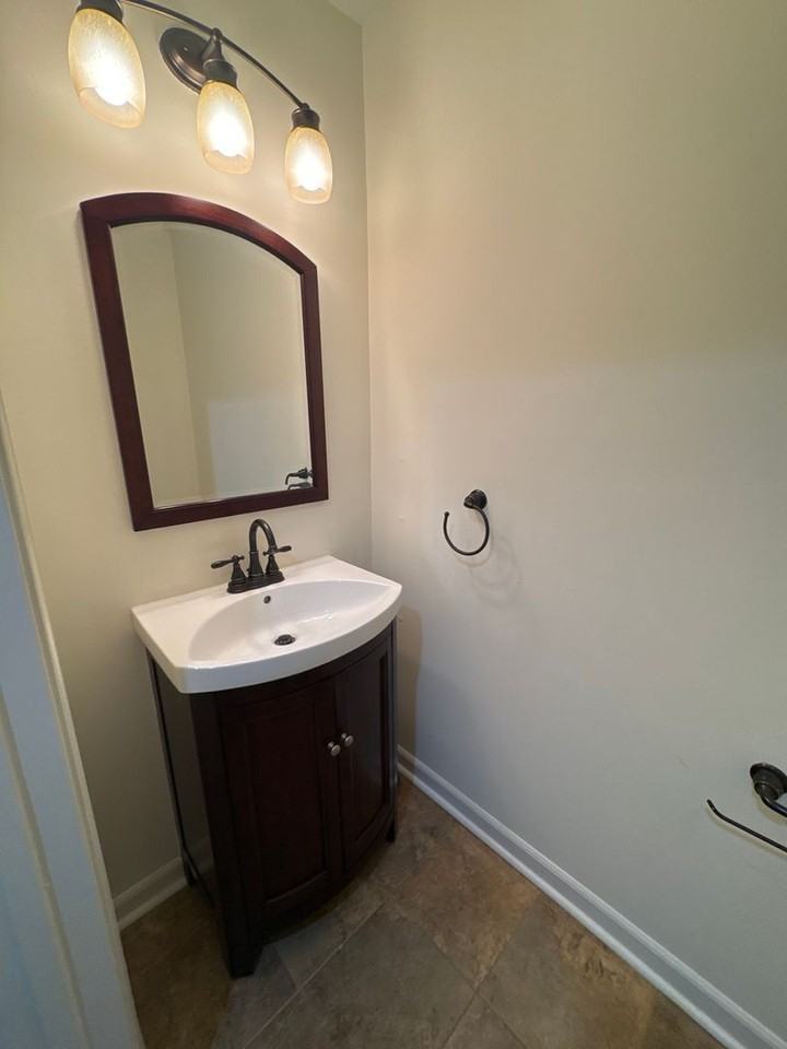 1600 Oakridge Ln - Photo 7 of 20