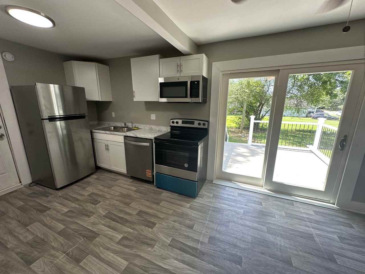 1005 E Mauney Ave - Photo 2 of 20