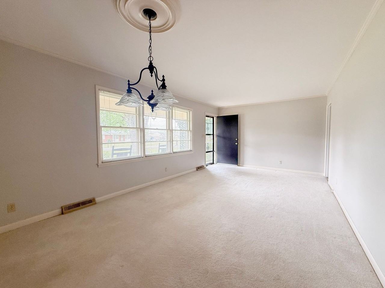 306 E 13th St - Photo 4 of 27