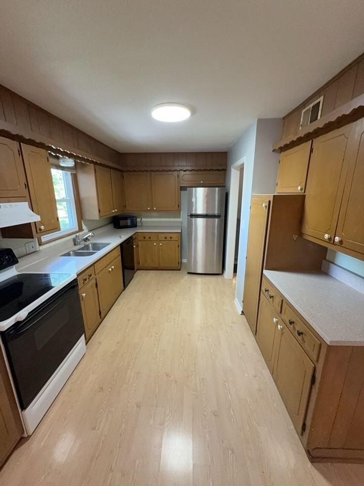 703 Ne Independence Ave - Photo 3 of 3