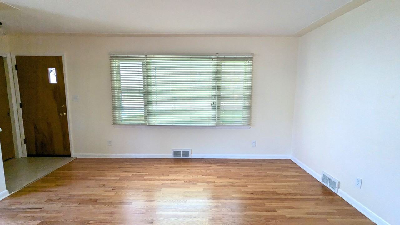 755 Oakmere Pl - Photo 3 of 15