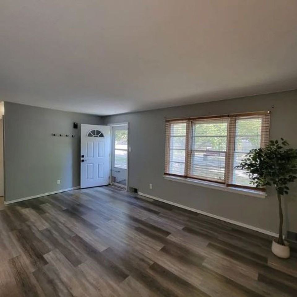 2509 Tremont St - Photo 2 of 10