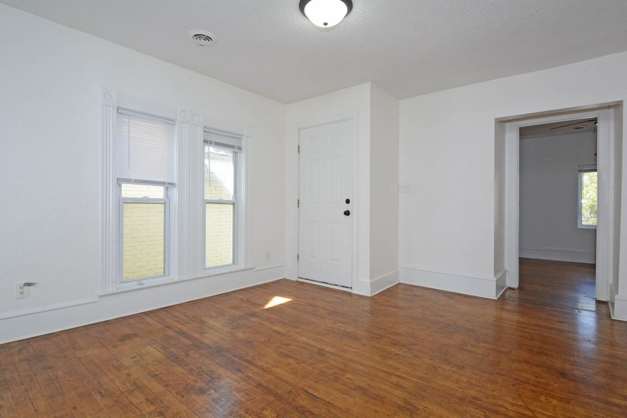 2709 Bloomington Ave - Photo 4 of 12