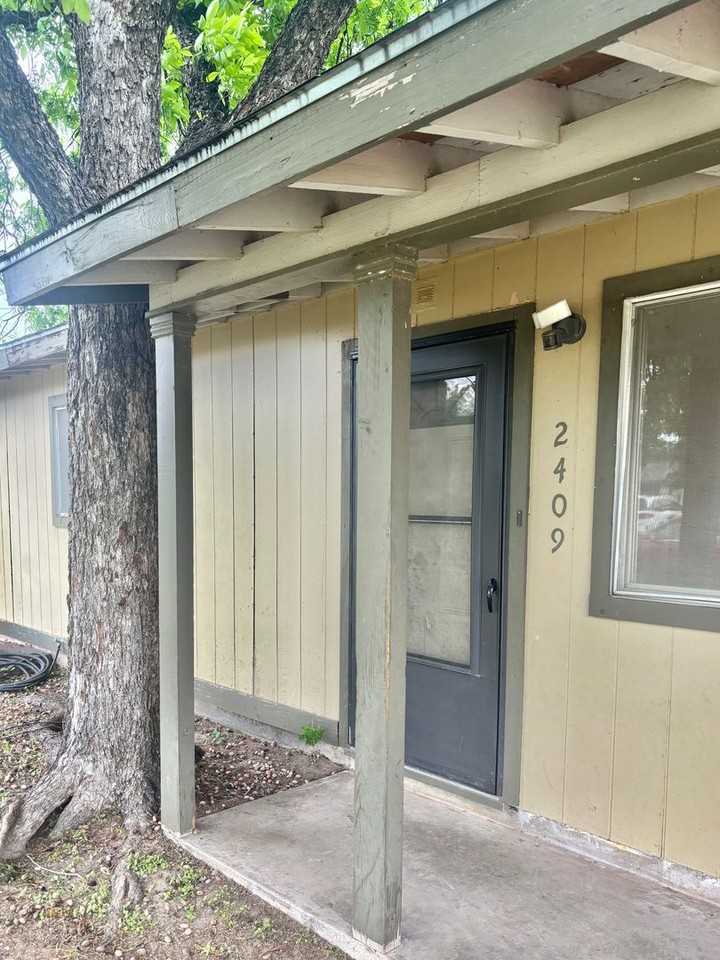 2409 Lakeside Ave - Photo 2 of 8