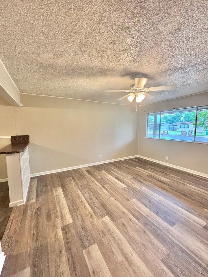 2409 Lakeside Ave - Photo 3 of 8