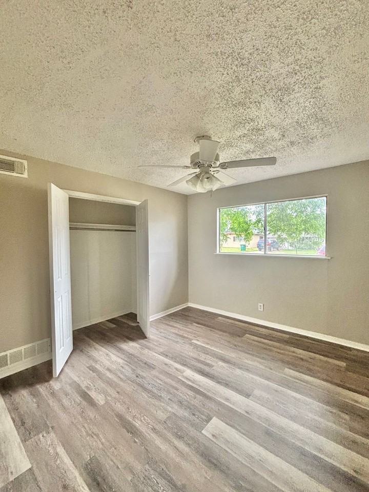 2409 Lakeside Ave - Photo 6 of 8