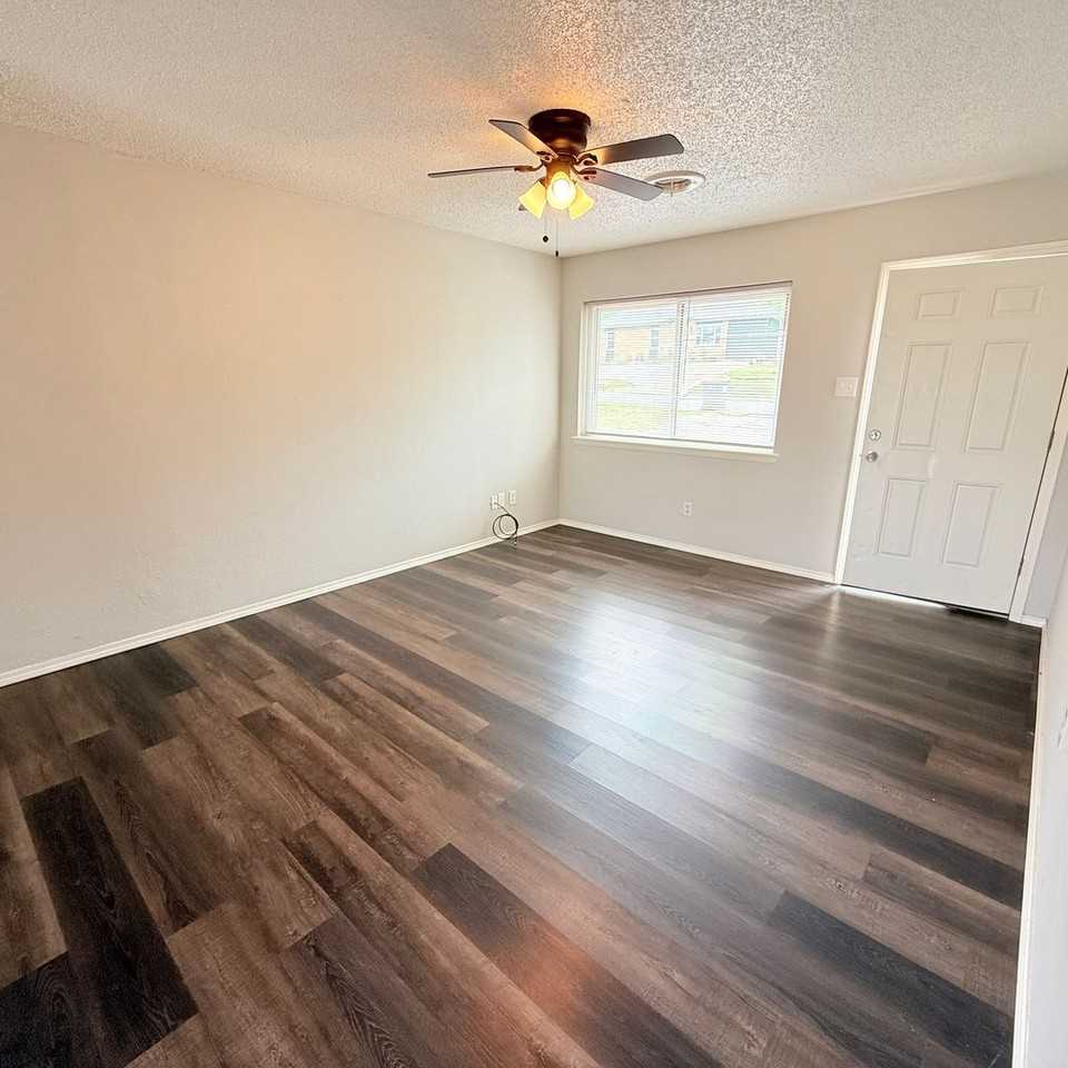 1004 N St - Photo 2 of 12