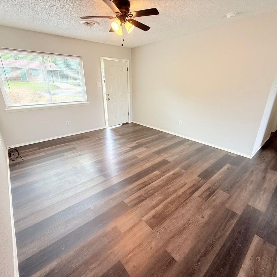 1004 N St - Photo 3 of 12