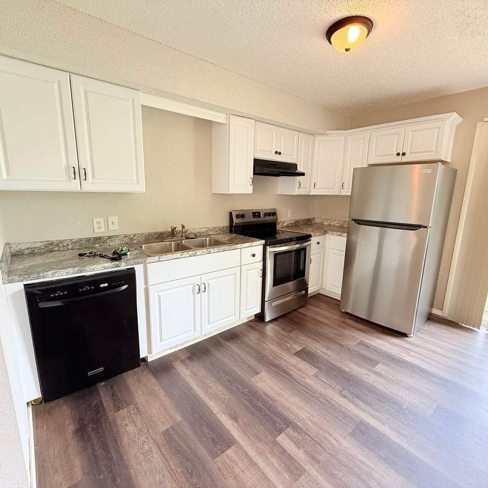 1004 N St - Photo 4 of 12