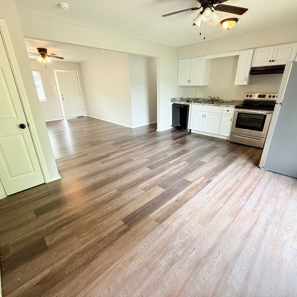 1004 N St - Photo 5 of 12