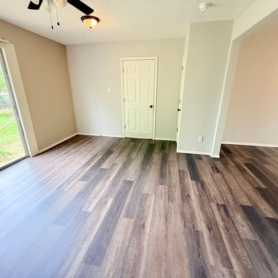 1004 N St - Photo 6 of 12
