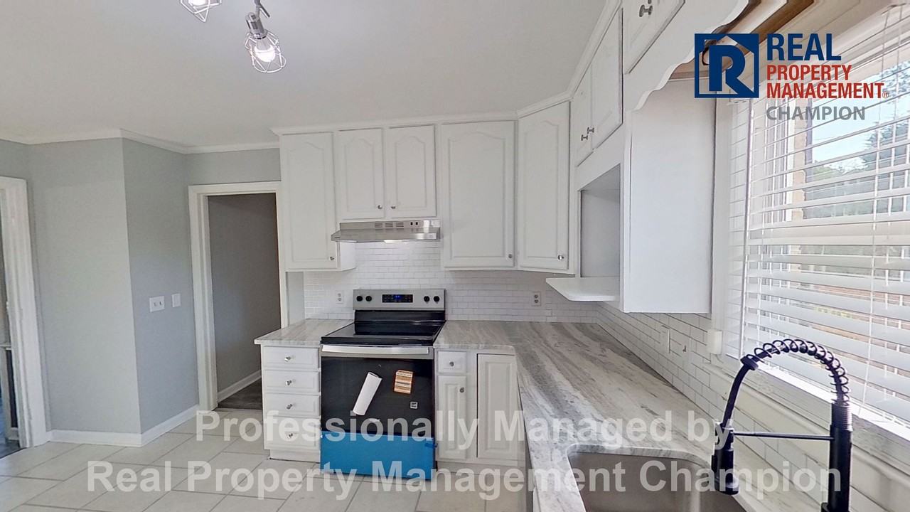 639 N College Rd - Photo 4 of 25