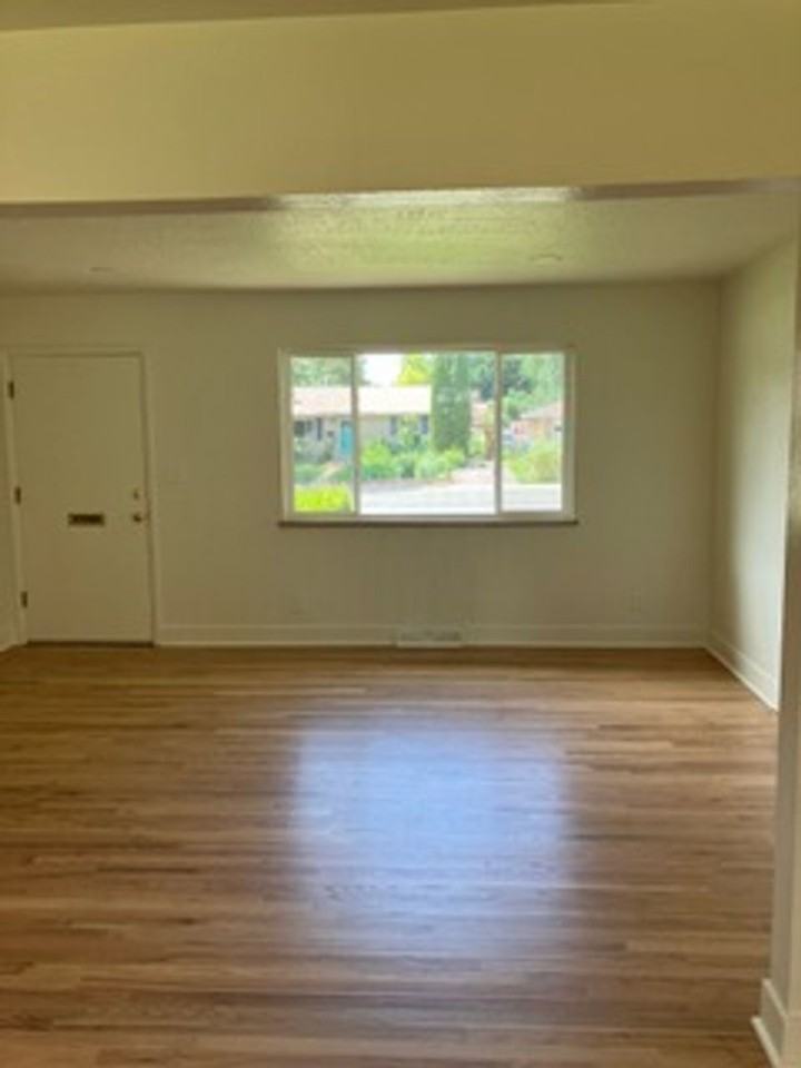520 Columbia Rd - Photo 4 of 12