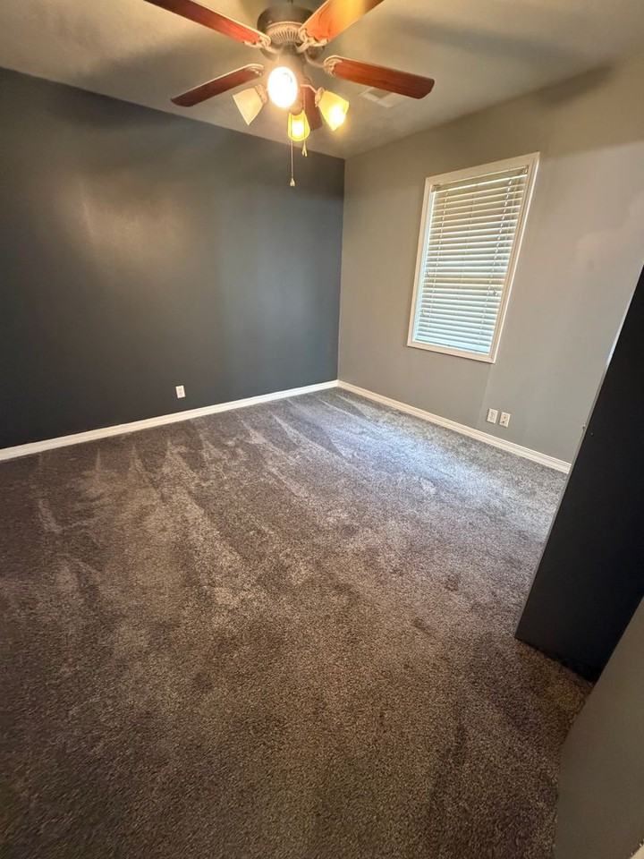 700 Hillside Dr - Photo 5 of 9