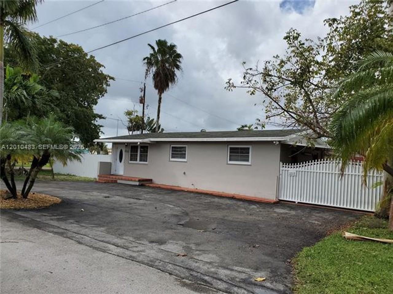 690 Sw 120th Ave - Photo 2 of 23